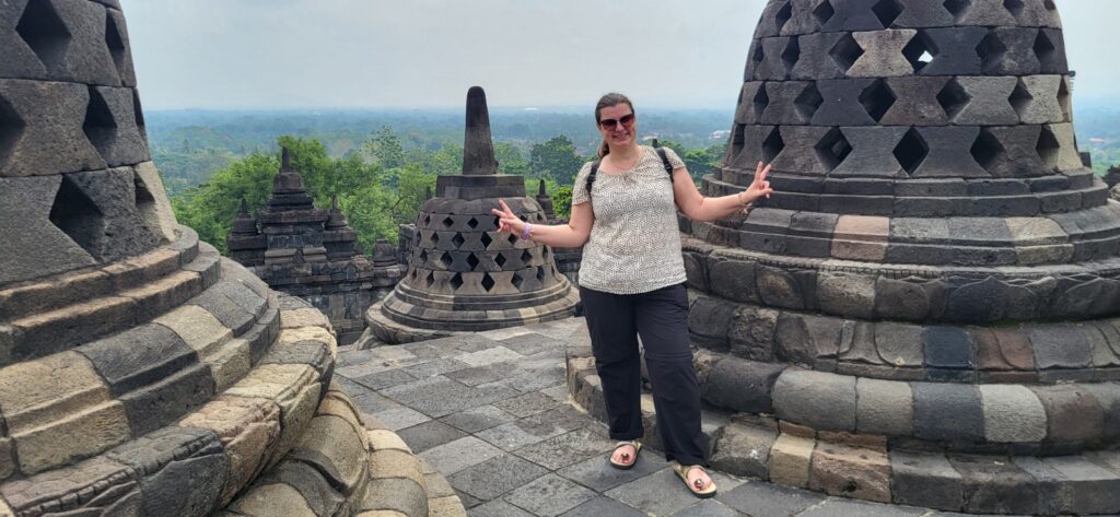 Die beeindruckenden buddhistischen Stupas des Borobudur Tempels auf Java