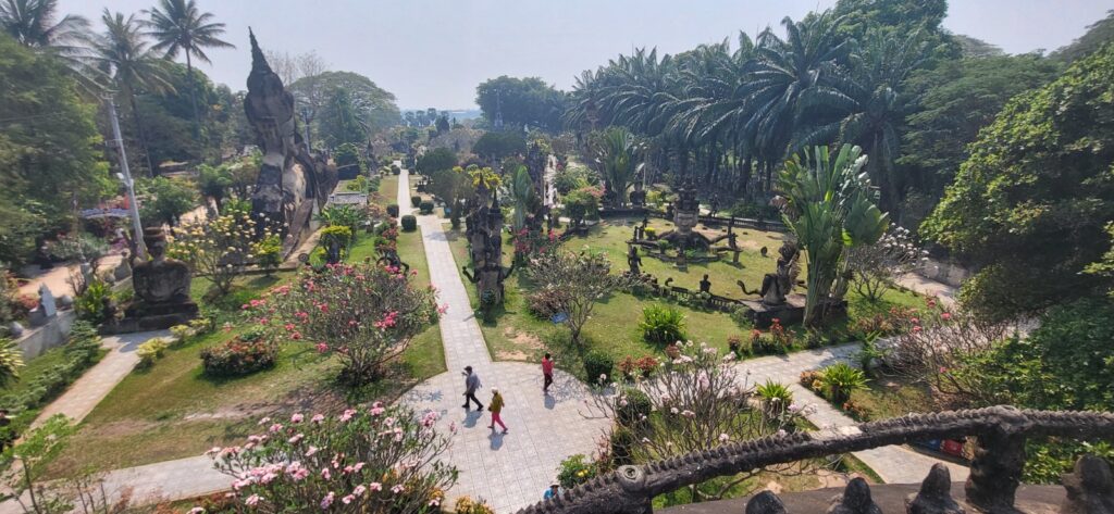 Buddhapark mit über 200 Statuen