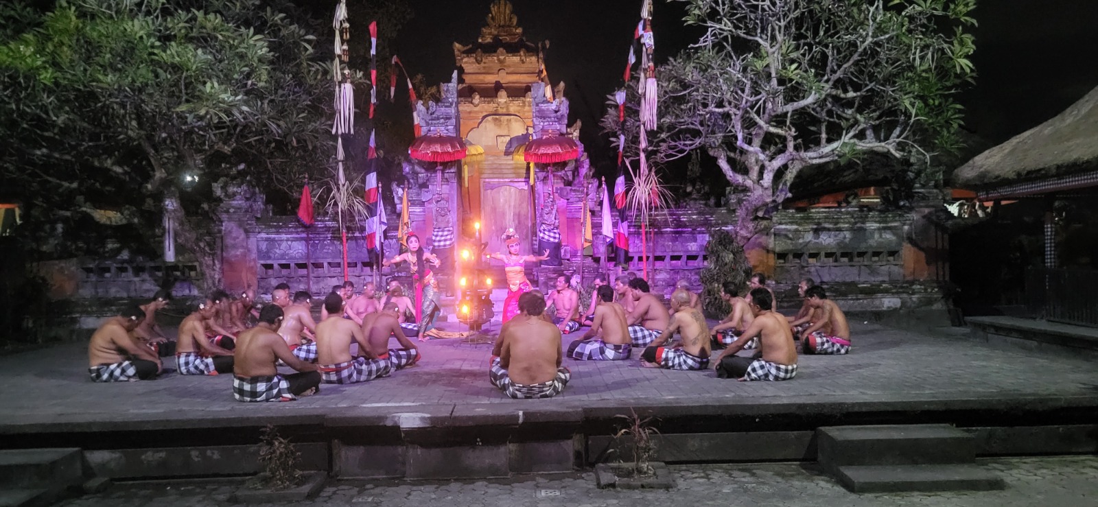 Traditionelle Kecak-Tanzaufführung auf Bali mit Tänzern im Kreis bei einer Feuerzeremonie
