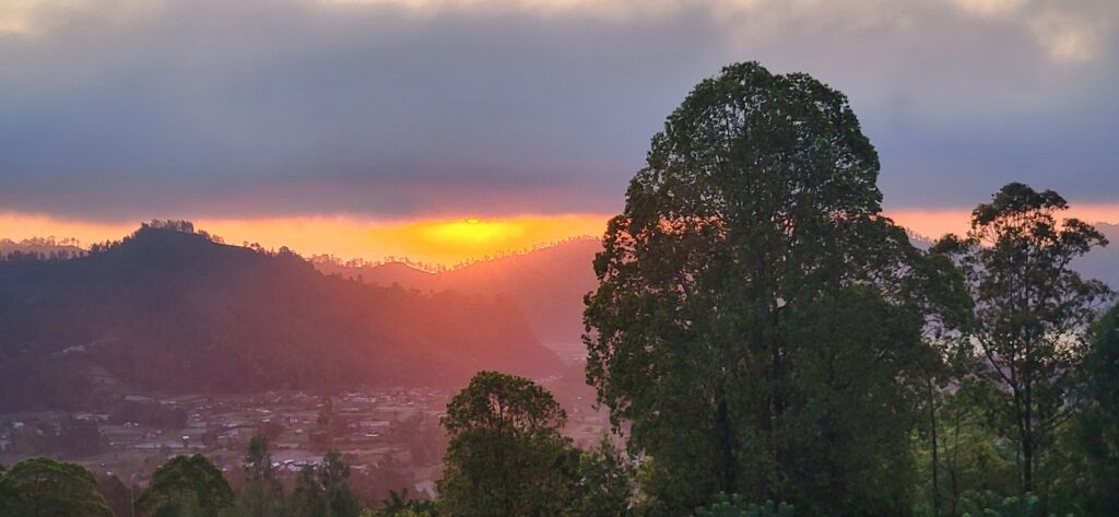 Atemberaubender Sonnenaufgang über dem Krater des Vulkan Mount Batur auf Bali mit Blick auf die Wolken