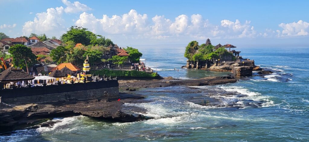 Der hinduistische Meerestempel Tanah Lot auf Bali bei Wellengang