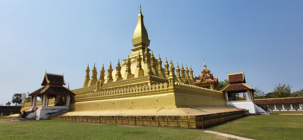 Goldene Stupa Pha That Luang Tempel in Vientiane Laos bei blauem Himmel.