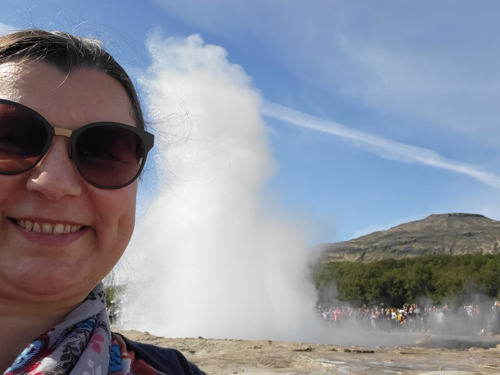 Ausbruch des Strokkur Geysir im Tal Haukadalur, Island – spektakuläre Wasserfontäne