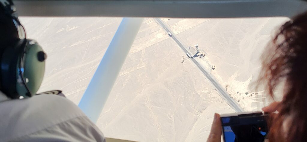 Blick auf die Nazca Linien aus dem kleinen Flieger beim Rundflug