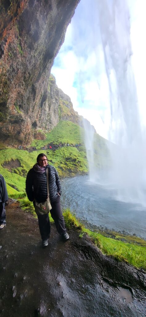 Blick hinter den Wasserfall Seljalandsfoss in Südisland – einzigartige Perspektive aus einer Höhle