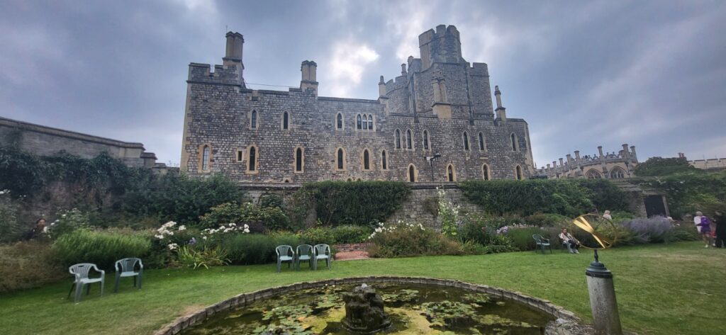 Das majestätische Windsor Castle mit Blick vom Moat Garden