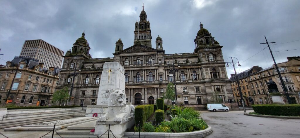 Das prächtige Rathaus von Glasgow am George Square während eines Stadtrundgangs