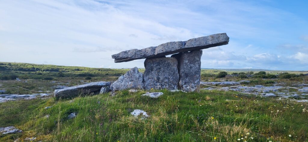 Das prähistorische Megalithmonument Poulnabrone Dolmen im Burren Nationalpark Irland