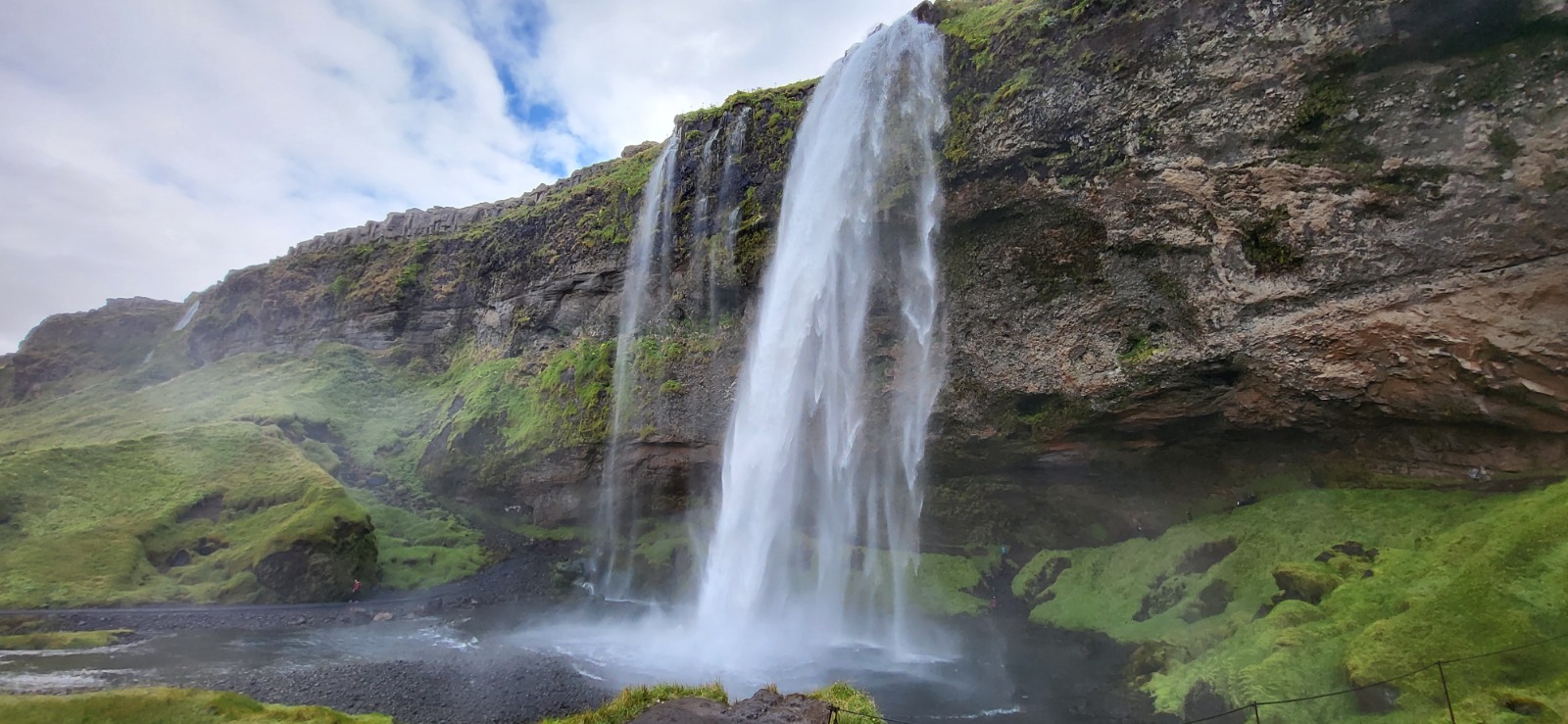 Der Wasserfall Seljalandsfoss in Südisland