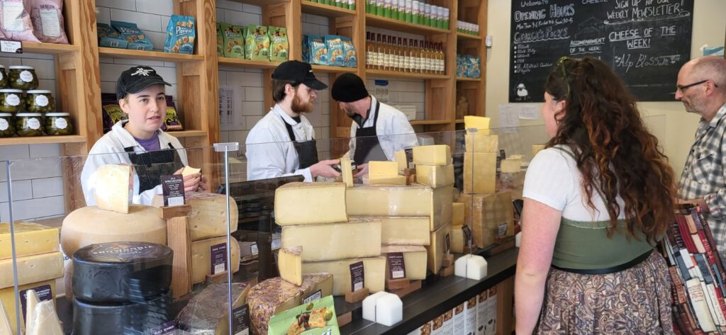 Mein einheimischer Guide holt die nächste Portion Käse zur Verkostung