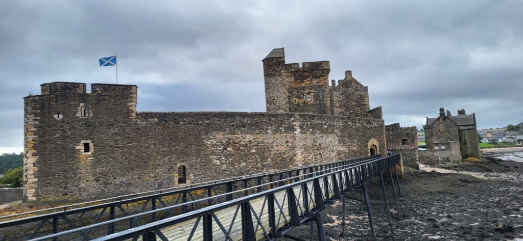 Die Festung Blackness Castle am Firth of Forth, ein berühmter Outlander Drehort