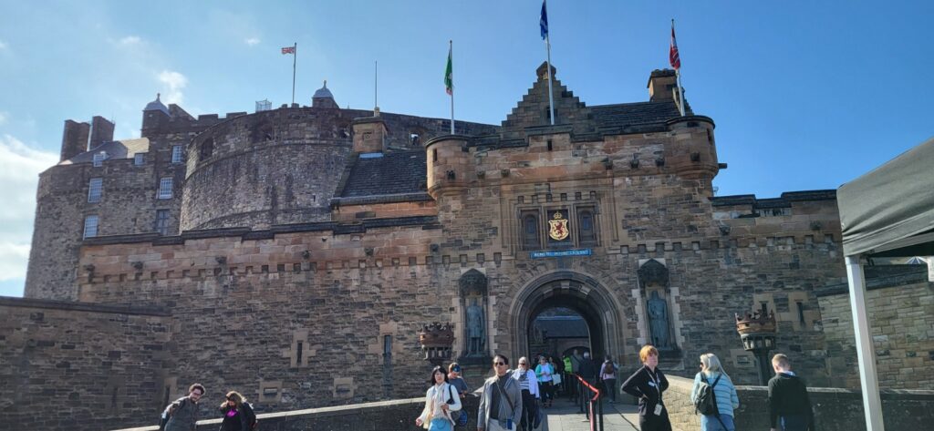 Die Festung Edinburgh Castle auf dem Castle Rock über der schottischen Hauptstadt