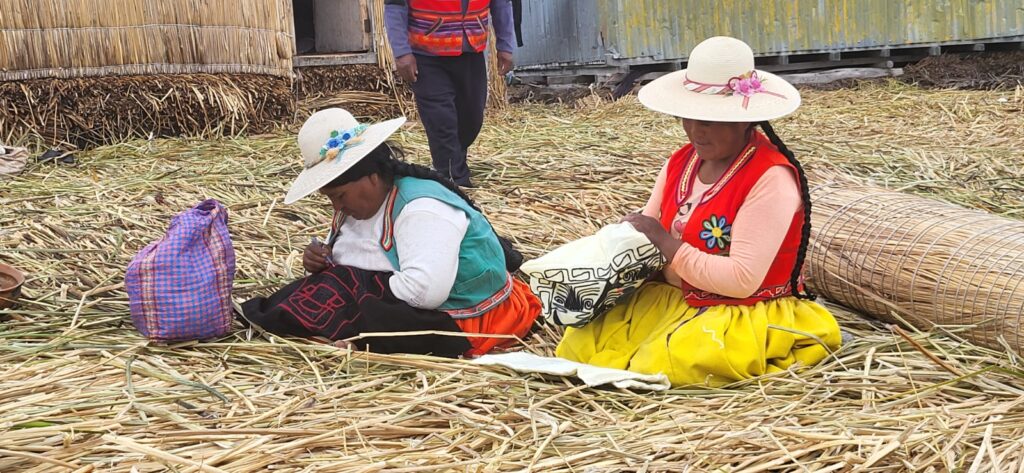 Die Frauen der Uros stellen Souvenirs für die Besucher herstellen