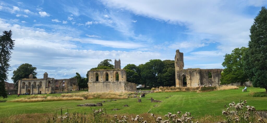 Die Ruinen con Glastonbury Abbey