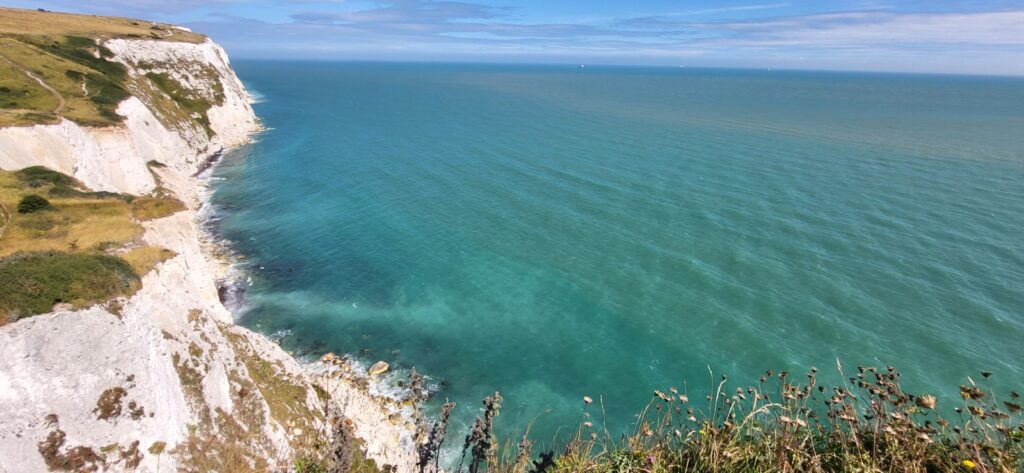 Die berühmten weißen Klippen von Dover an der Küste Südenglands bei klarem Wetter