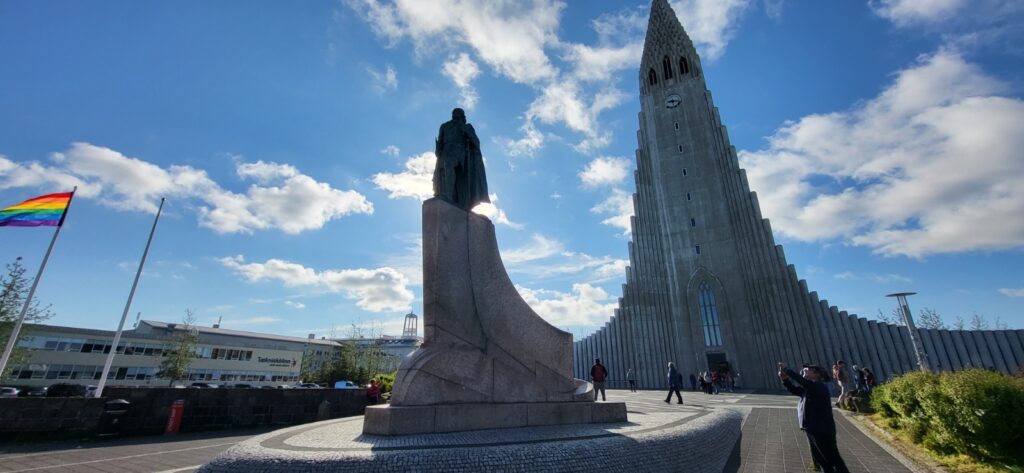 Die markante Hallgrimskirkja Kirche in Reykjavík – Wahrzeichen der isländischen Hauptstadt