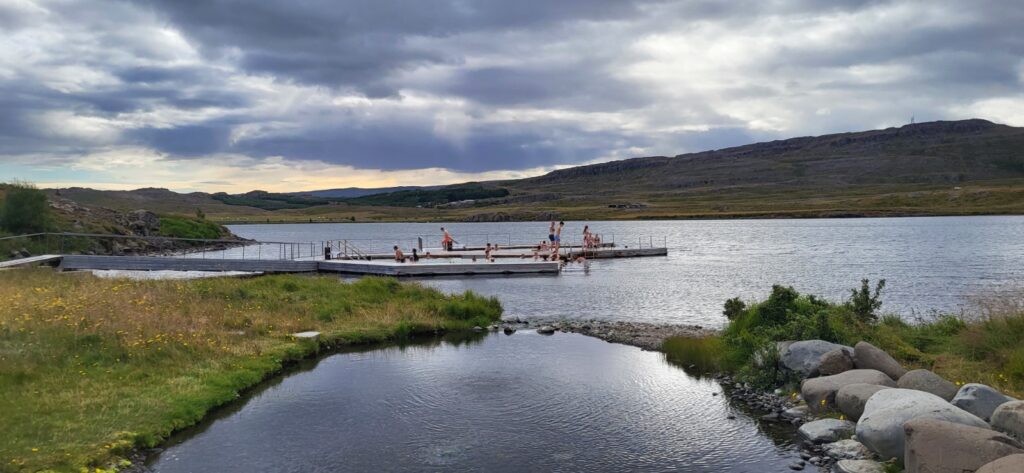 Entspannung in den Vök Baths auf dem See Urridavatn – geothermale Hot Pots in Ostisland
