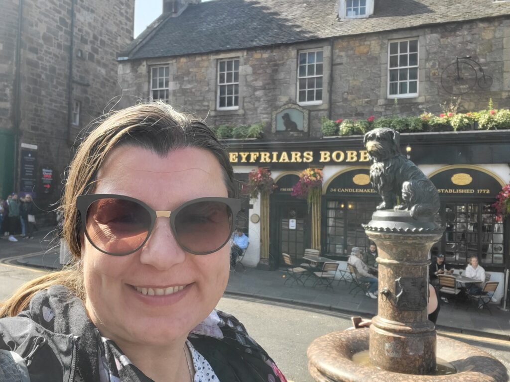 Greyfriars Bobby in der Nähe des Greyfriars Friedhofs wo sich J.K. Rowling für die Namen in ihren Harry Potter Büchern inspirieren ließ