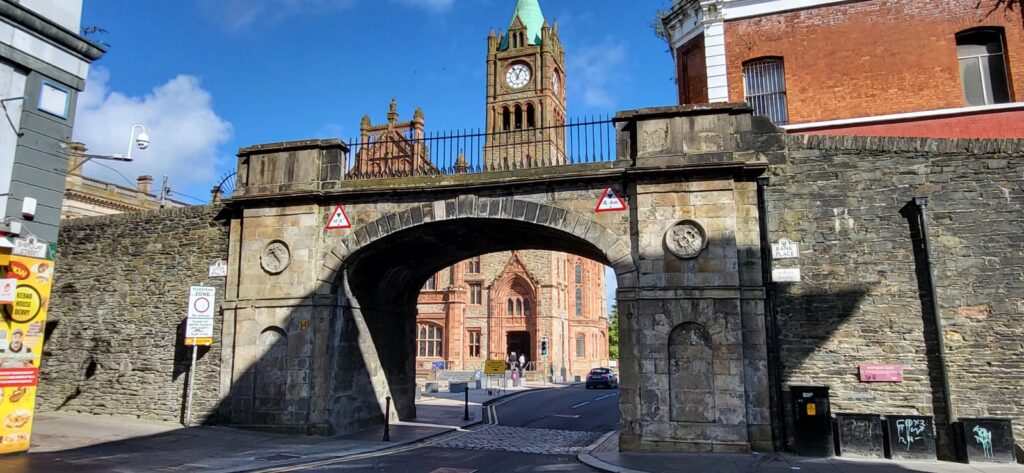 Historische Stadtmauer in Derry Nordirland mit Blick auf das Rathaus