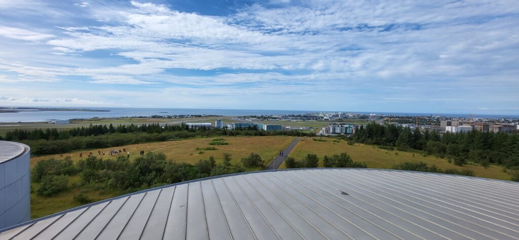 Landschaft von der Dachteerrasse des Perlan Museums in Reykjavík
