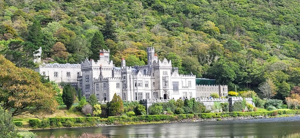 Märchenhafte Kylemore Abbey in der Region Connemara