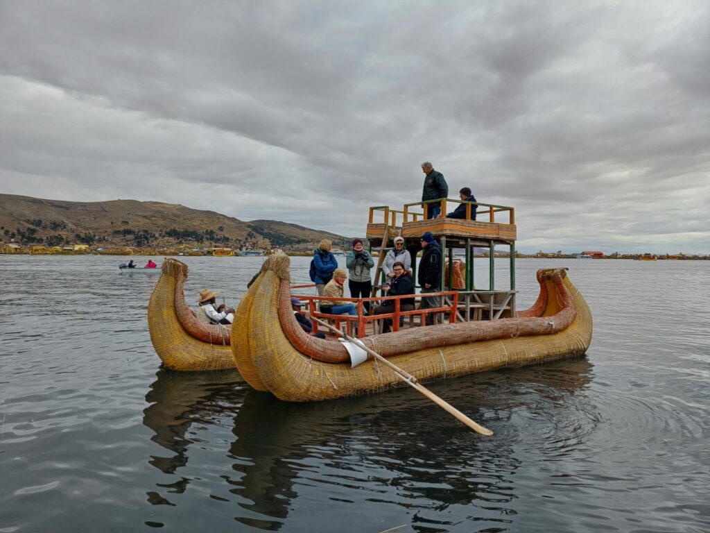 Mit dem Schilfrohrboot zu den schwimmenden Inseln der Uros auf dem Titicacasee bei Puno Peru