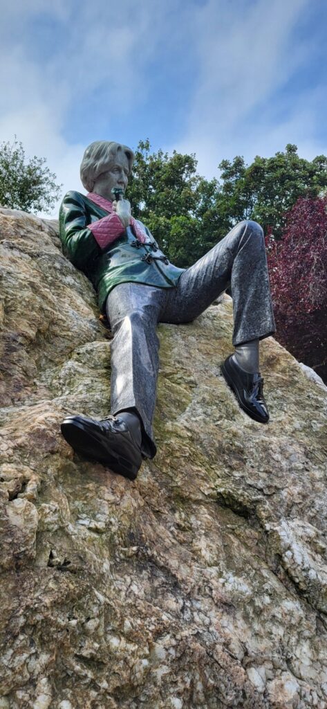 Oscar Wild Statue im Park gegenüber seinem ehemaligen Wohnhaus