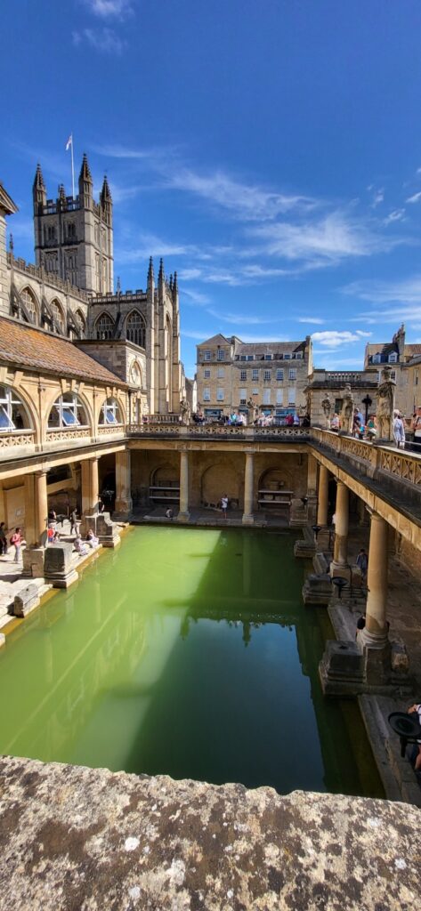 Römische Bäder in Bath und die historische Abtei im Hintergrund
