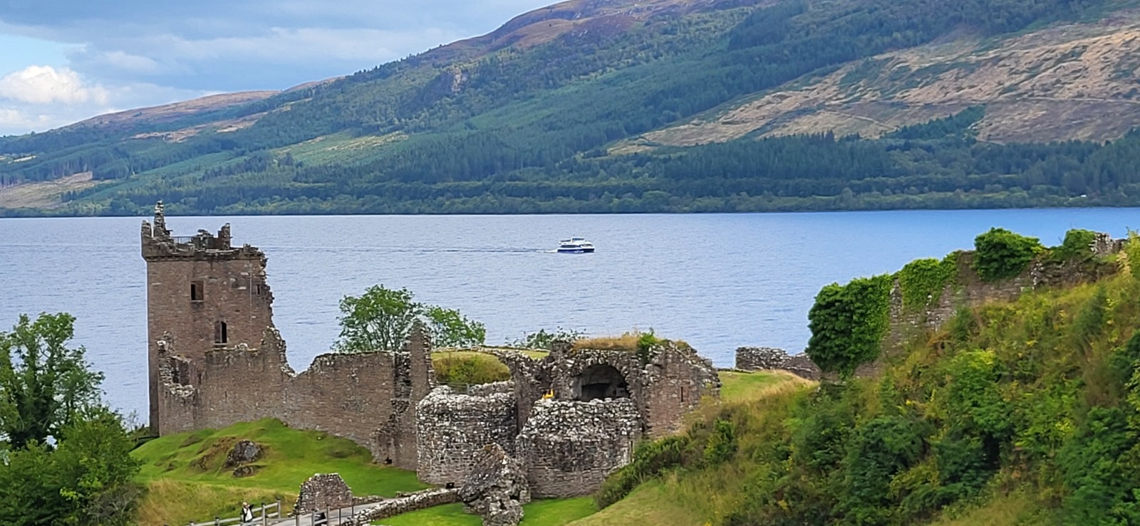Ruinen von Urquhart Castle am Ufer des mystischen Loch Ness bei Inverness