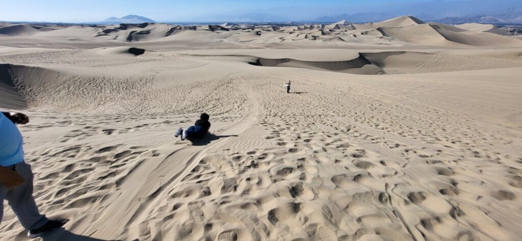 Surfen in der Wüste in der Wüstenoase Huacachina