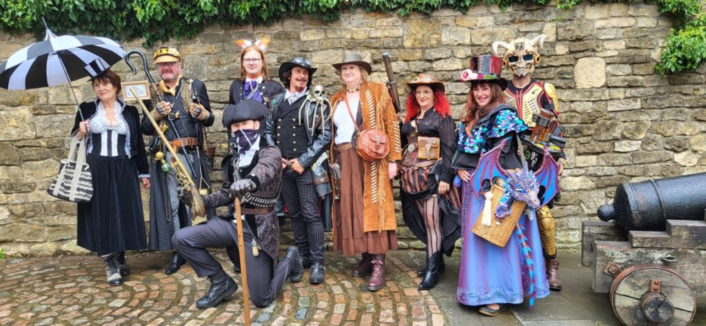 Teilnehmer des Steampunk Festivals in historischen Kostümen in Lincoln
