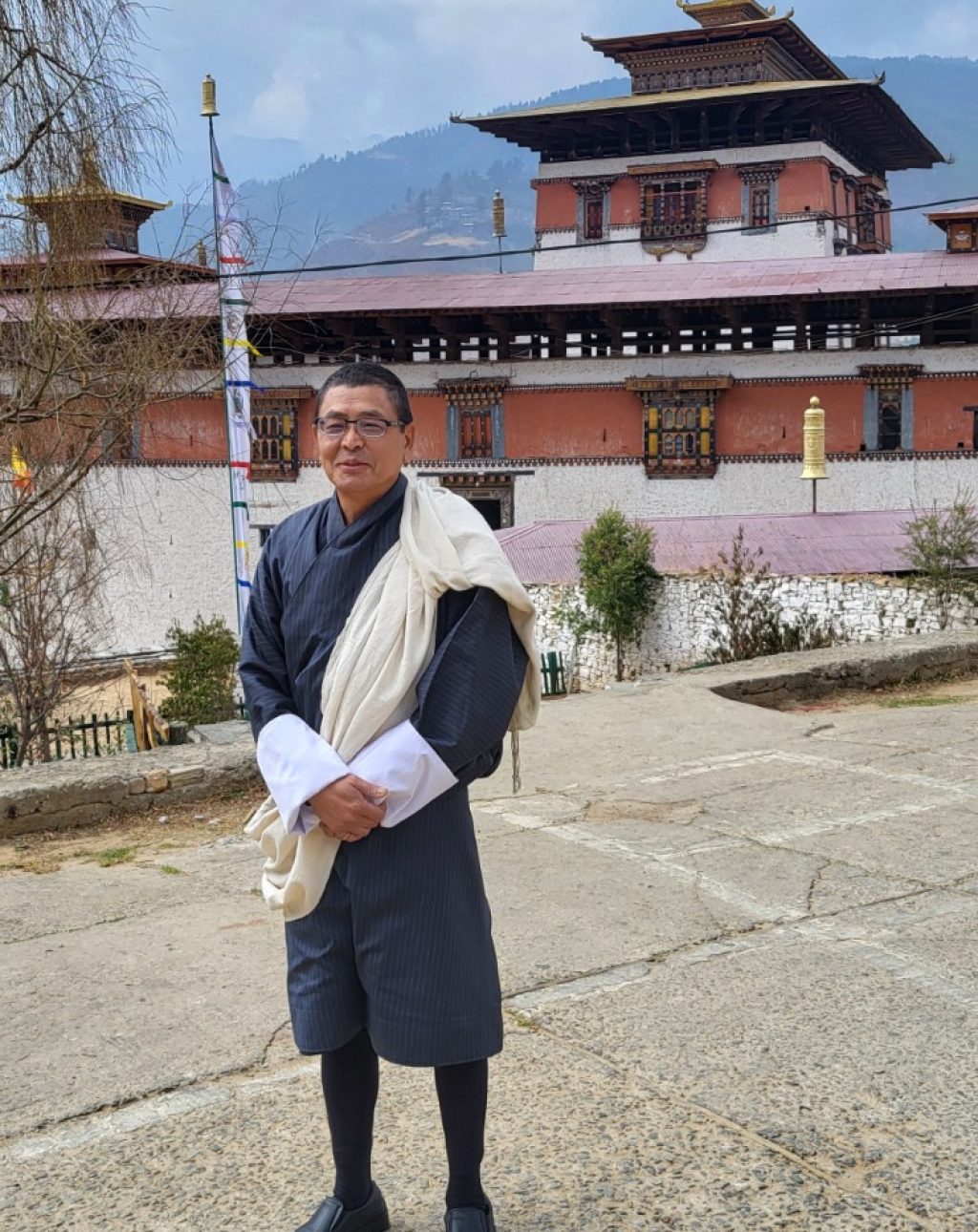 Einheimische Tracht Gao vor dem Dzong